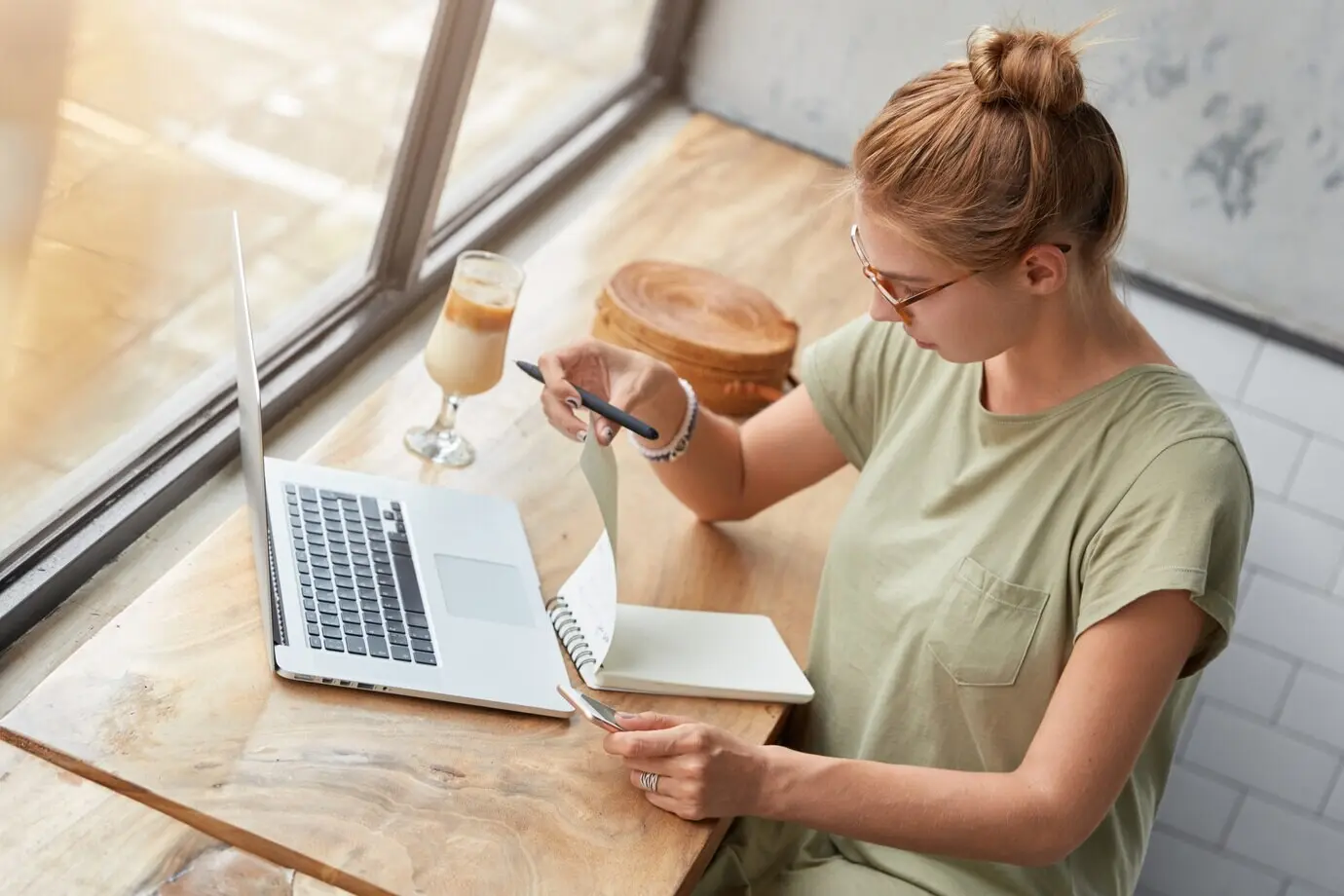 Junge Frau mit Brille in einem Café