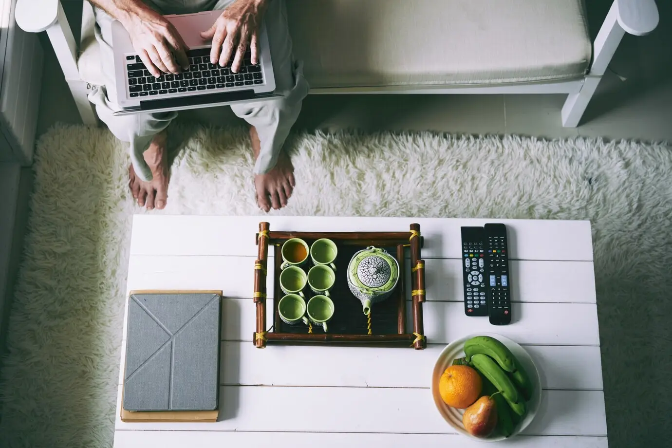 Zu Hause am Laptop tippen